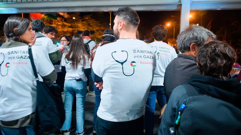 La Romagna per Gaza: in 3mila a Ravenna al flash mob del personale sanitario con torce e lampade