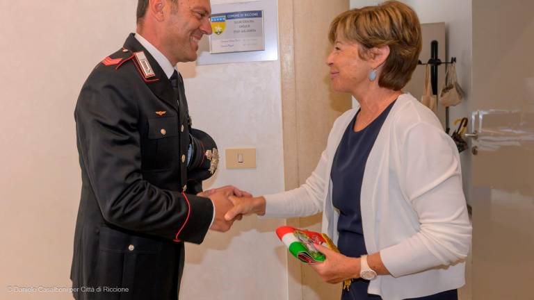 Riccione, salva bimba in carrozzina finita nel porto, carabiniere ricevuto in Comune GALLERY