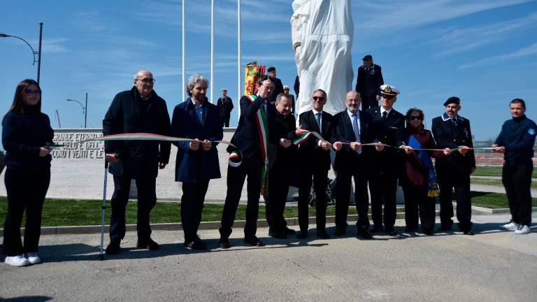 Ravenna, tolti i veli alla statua del marinaio, protesta contro l’impatto delle navi da crociera - Gallery