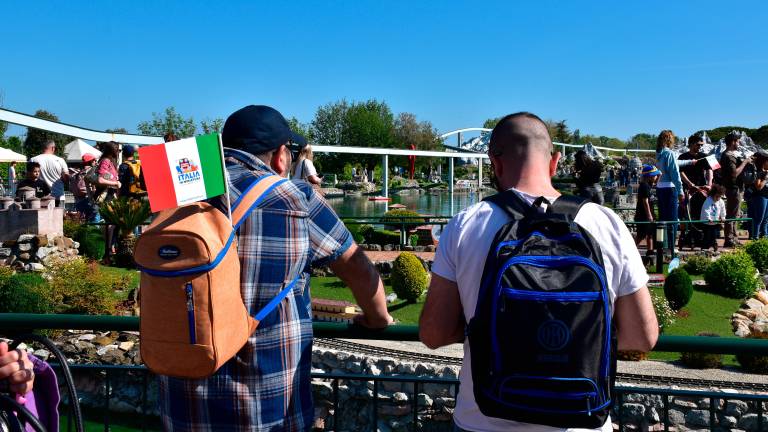 Rimini, a Italia in Miniatura flash mob con mille bandiere tricolori VIDEO GALLERY