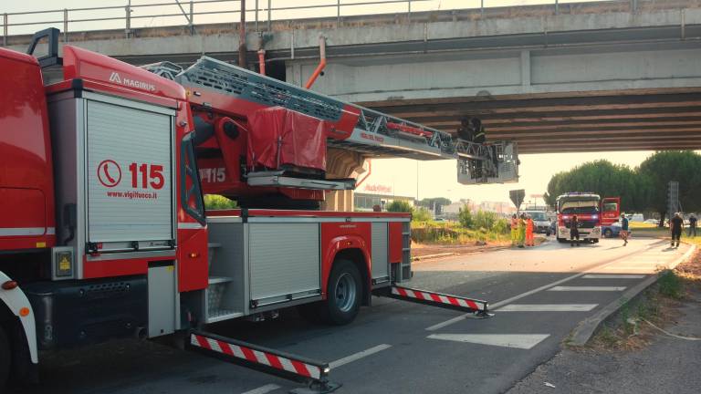 Ravenna. Calcinacci dal ponte sulla via Faentina, chiusa la strada. FOTOGALLERY FIORENTINI