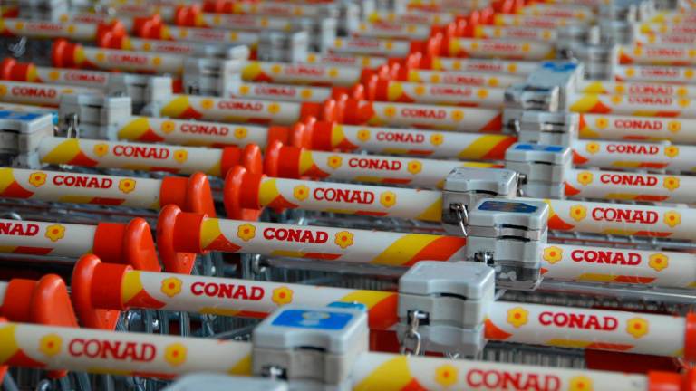 Rimini, fa pipì in un Conad e aggredisce i poliziotti: arrestato