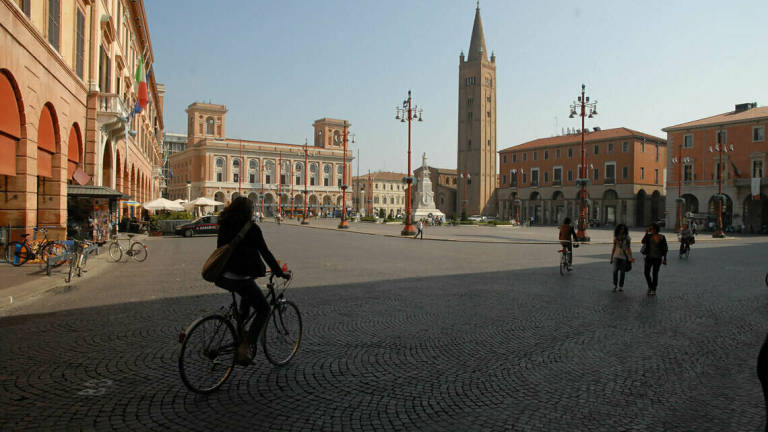 Forlì, Confedilizia: «Sperimentare l’accesso delle auto in piazza Saffi»