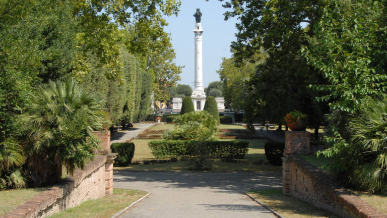 Forlì, minorenni cercano di entrare nel parco della Resistenza