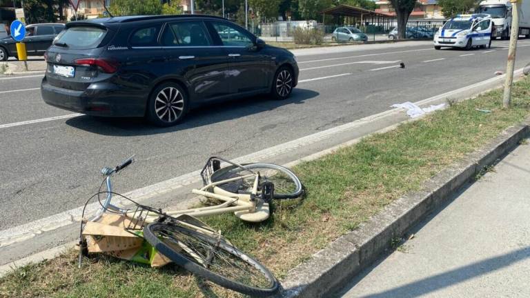 Incidente tra auto e bici: gravissima una donna a Savignano
