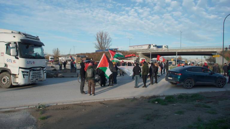 “Basta col transito di armi dal porto di Ravenna”: un affollato presidio sulla Classicana - Gallery