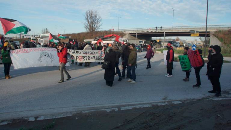 “Basta col transito di armi dal porto di Ravenna”: un affollato presidio sulla Classicana - Gallery