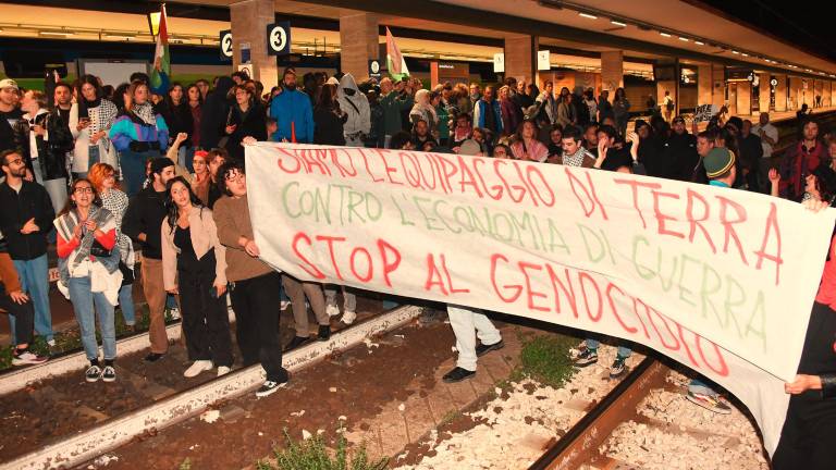 Rimini si mobilita per Gaza e per la Flotilla. “Blocchiamo tutto” in stazione, poi il corteo in centro