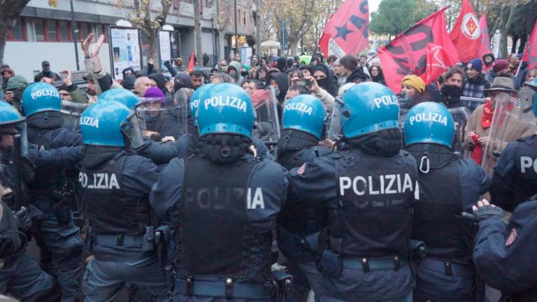 Tra slogan nazionalisti e controcori, la città blindata per il corteo Remigrazione
