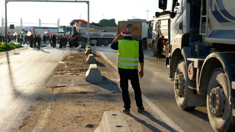 “Basta col transito di armi dal porto di Ravenna”: un affollato presidio sulla Classicana - Gallery