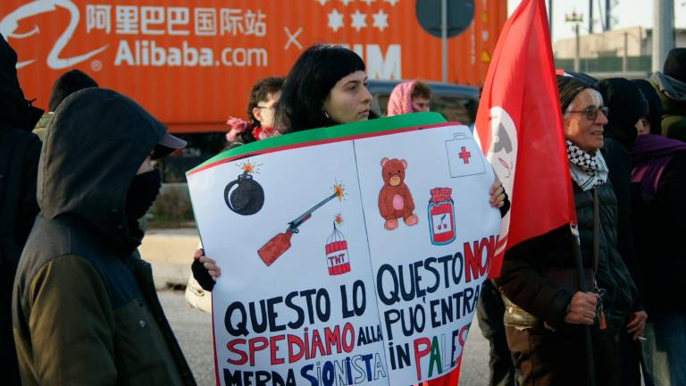 “Basta col transito di armi dal porto di Ravenna”: un affollato presidio sulla Classicana - Gallery