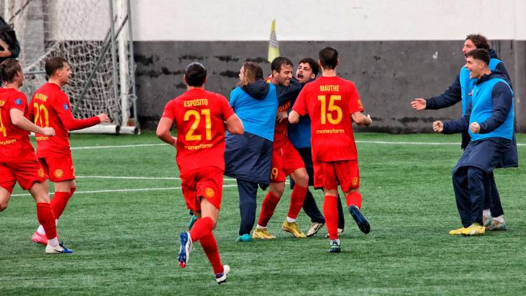 La squadra giallorossa festeggia il momento vantaggio di Francesco Manuzzi