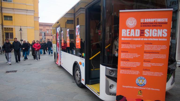 Ravenna, in piazza Einaudi il bus manifesto contro la violenza di genere - Gallery