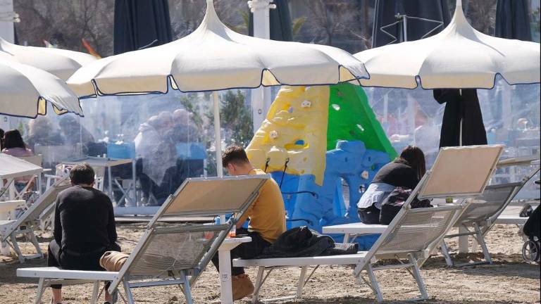 Voglia di mare: a Rimini spuntano già i lettini in spiaggia - Gallery