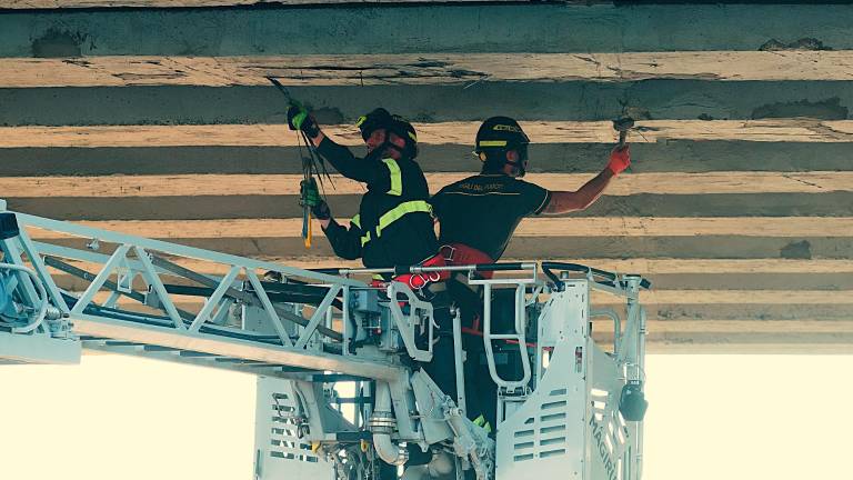 Ravenna. Calcinacci dal ponte sulla via Faentina, chiusa la strada. FOTOGALLERY FIORENTINI