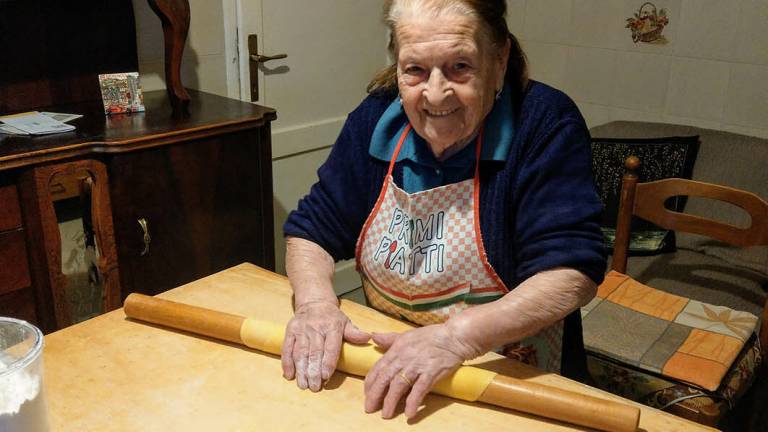Bagnacavallo, i 100 anni della turbo-nonna Giulia: Faccio la pasta fresca e mangio un gelato al giorno