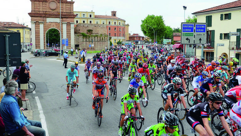Il Giro lancia il turismo, oltre 16mila presenze con la Carovana rosa