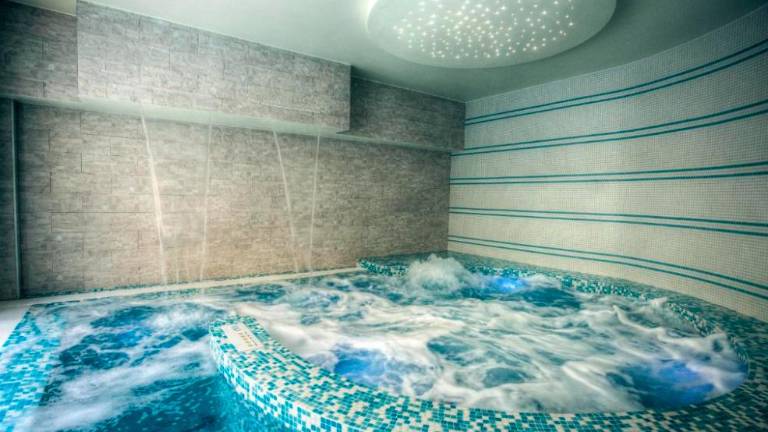 La tragedia mentre il 12enne stava giocando nella vasca idromassaggio