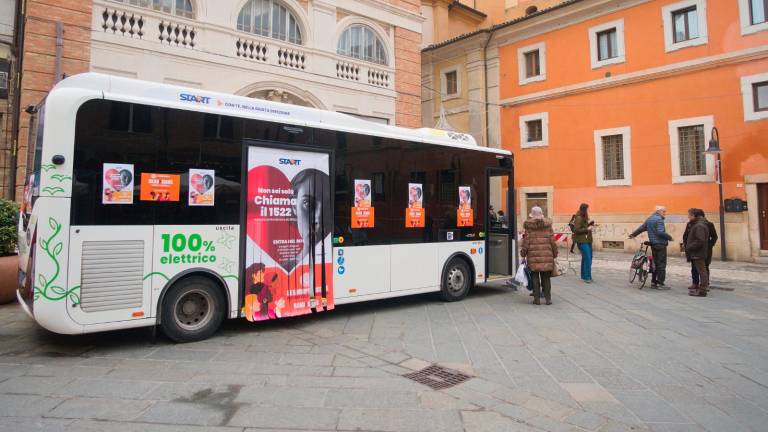 Ravenna, in piazza Einaudi il bus manifesto contro la violenza di genere - Gallery