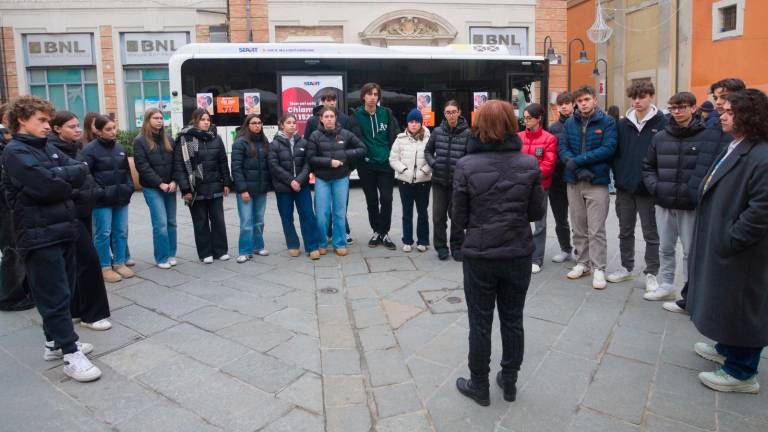Ravenna, in piazza Einaudi il bus manifesto contro la violenza di genere - Gallery