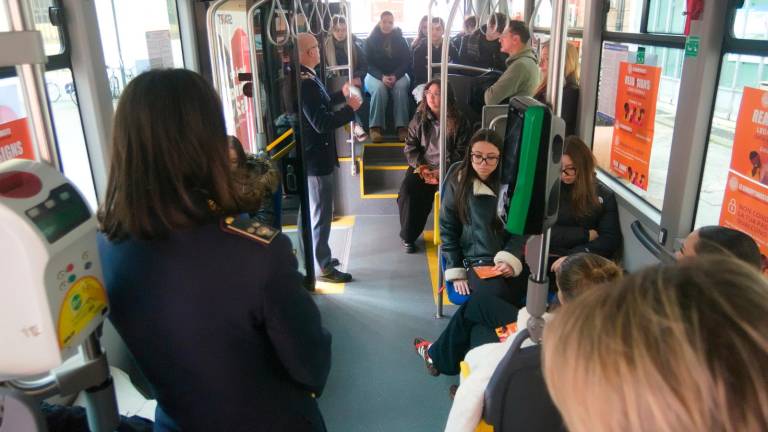 Ravenna, in piazza Einaudi il bus manifesto contro la violenza di genere - Gallery