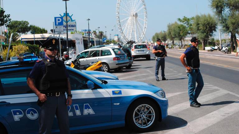 I controlli della polizia sul lungomare Tintori