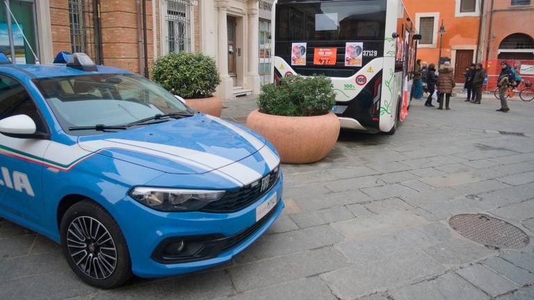 Ravenna, in piazza Einaudi il bus manifesto contro la violenza di genere - Gallery