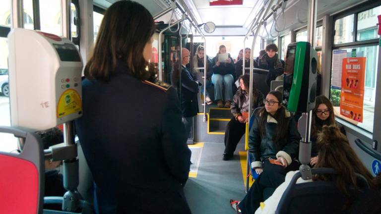 Ravenna, in piazza Einaudi il bus manifesto contro la violenza di genere - Gallery