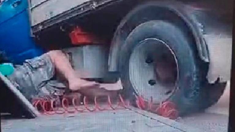 Tutta la scena è stata ripresa dallo smartphone di un giovane preso di mira dal conducente dell’autocarro