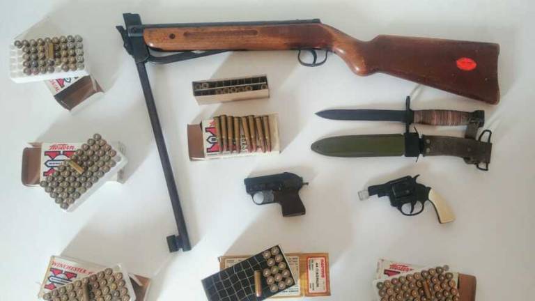 Forlì, pistole e baionetta in casa senza permesso: arrestato