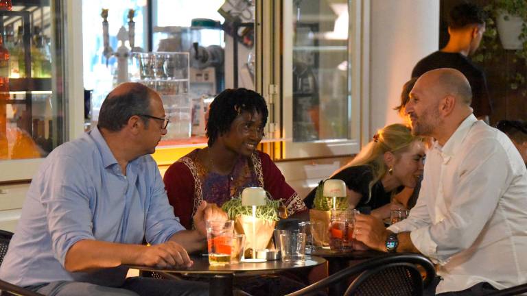 Riccione, Louis Dassilva si concede un drink in viale Ceccarini GALLERY