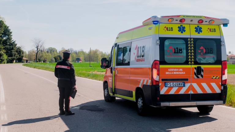 Ravenna, finisce con l’auto contro il cabinotto: fuga di gas e strada chiusa