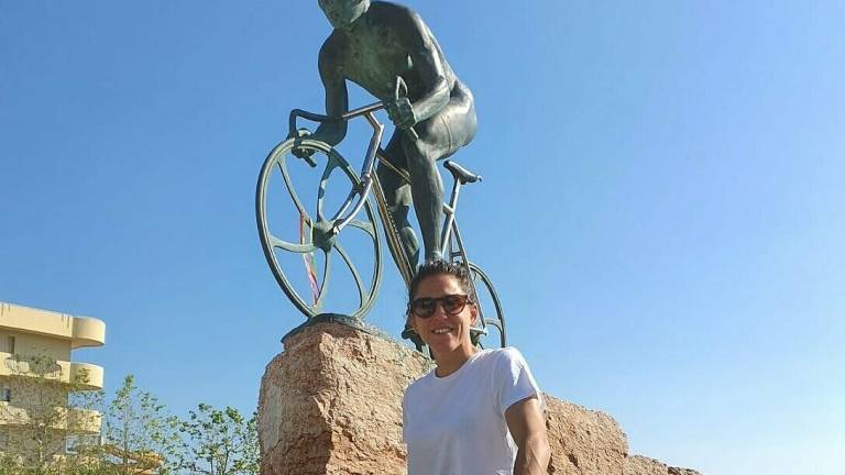 Calcio, la fuoriclasse spagnola Veronica Bouquet al monumento di Pantani a Cesenatico
