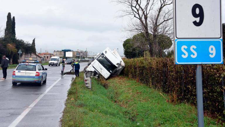 Santarcangelo, incidente: terribile frontale sulla via Emilia, camion si ribalta e finisce nel fosso, una donna all’ospedale - VIDEO GALLERY