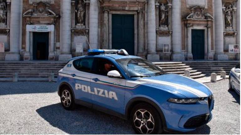 Ravenna, schiaffi e spinte, manda la compagna all’ospedale: arrestato