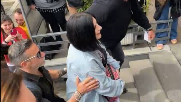 Laura Pausini circondata dai fan a Savignano