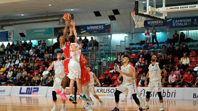 Davide Raucci lotta sotto canestro: è stato glaciale nel finale dalla lunetta