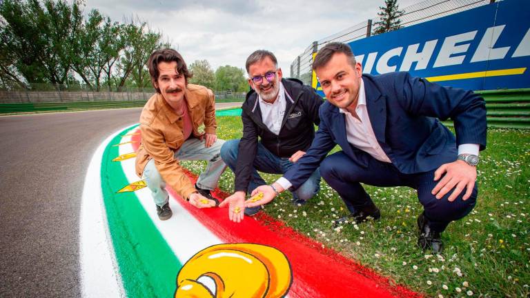 Imola, tortellini e garganelli sul cordolo della curva della Tosa