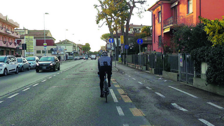 Rimini, in bici fuori dalla ciclabile: multato