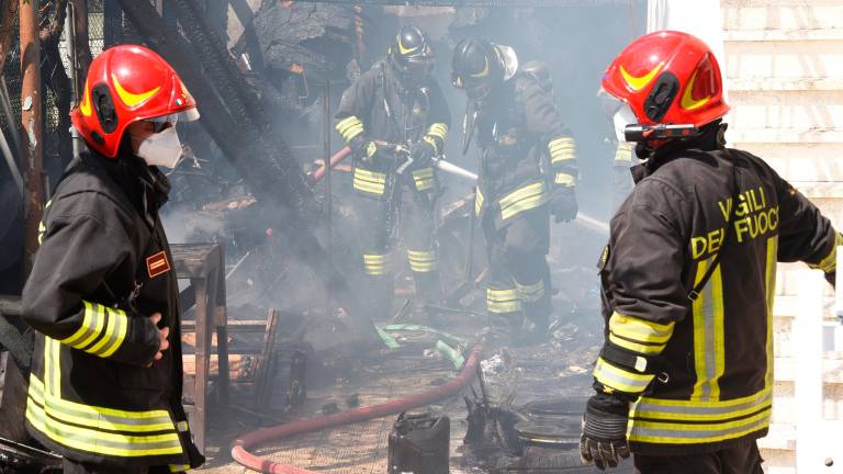 Rimini, incendio distrugge un capanno e danneggia un edificio vicino GALLERY