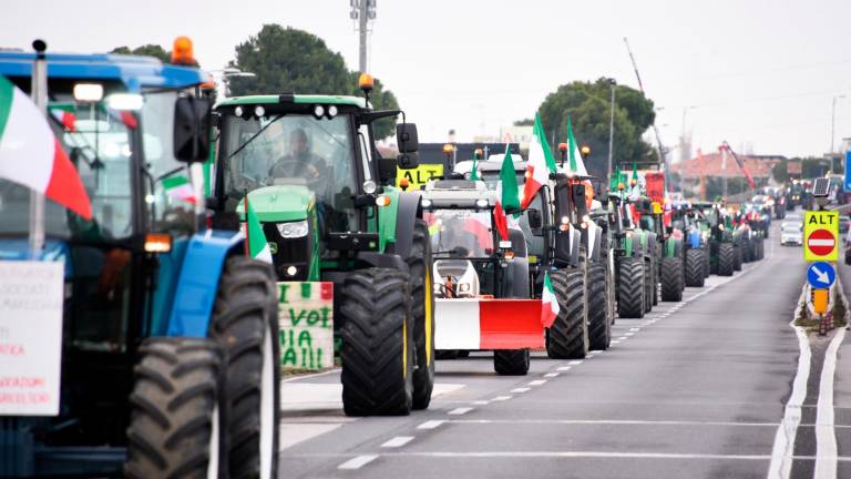 La protesta dei trattori a Rimini: “Siamo i custodi della terra, ma l’Unione Europea ci massacra” - VIDEO GALLERY