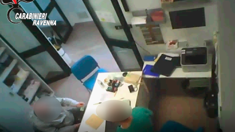 Un frame dei video captati dai carabinieri