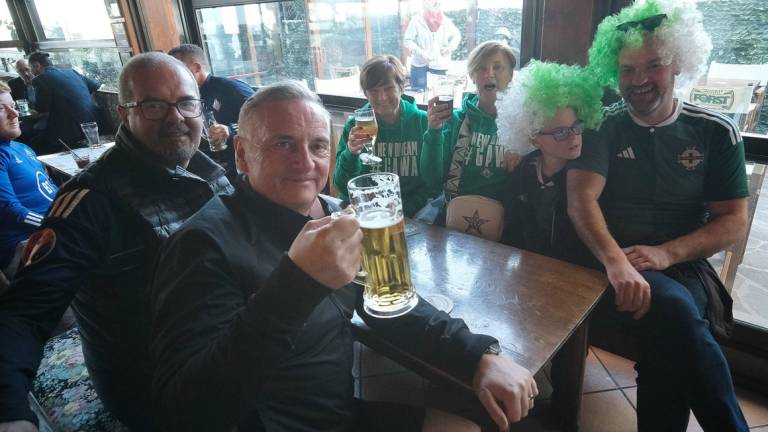 Rimini, l'invasione dei tifosi di calcio nordirlandesi: Svuotati un centinaio di fusti di birra VIDEO GALLERY