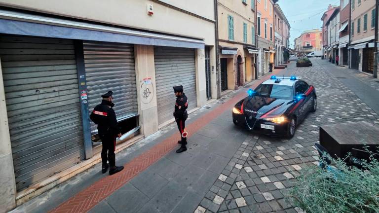 Nuovo assalto all’alba alla gioielleria Pedrosi di Santarcangelo. Il titolare se ne accorge e lancia bottiglie d’acqua contro i malviventi