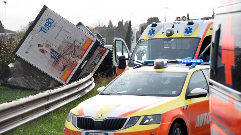 Santarcangelo, incidente: terribile frontale sulla via Emilia, camion si ribalta e finisce nel fosso, una donna all’ospedale - VIDEO GALLERY