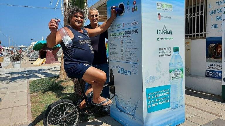Rimini, un successo le riciclette, le mangia-bottiglie a pedali