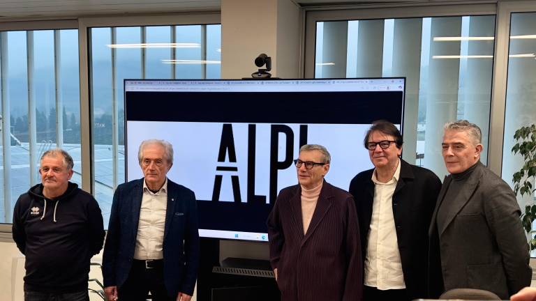 I dirigenti del Modigliana Calcio con Alpi e i sindaci Dardi e Ravagli