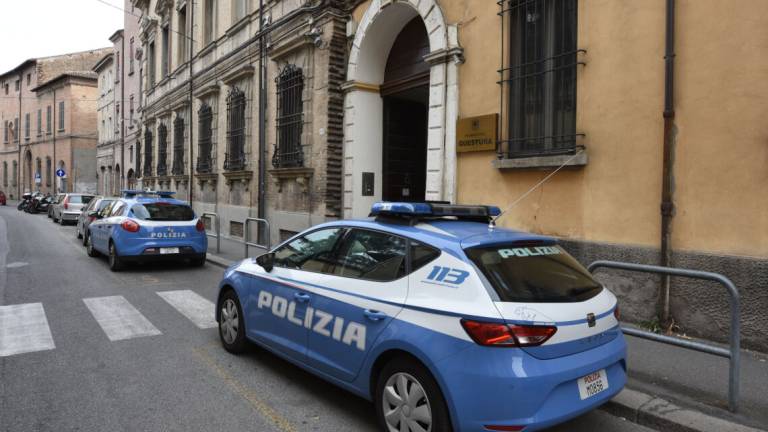Minorenni danneggiano fermata dell'autobus a Forlì, denunciati