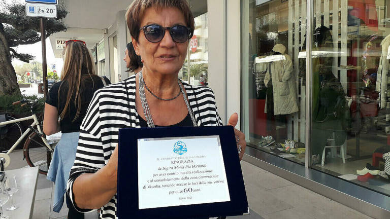 Viserba, ha tenuto accese le luci delle vetrine per oltre 60 anni: un premio a Maria Pia Bernardi
