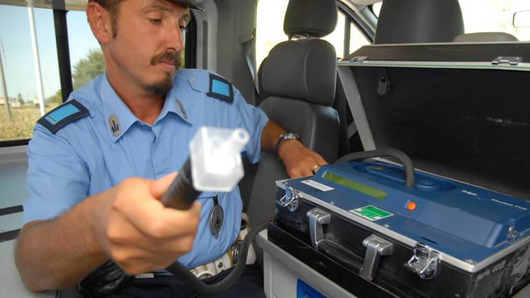 Rimini. Ubriaco alle 8,30 del mattino e con la targa di cartone